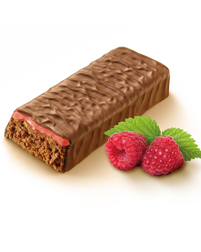 Atkins Advantage Chocolate Raspberry Bar uten emballasje, med ferske bringebær